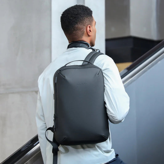 “MARK RYDEN MR2408 – Mochila Ejecutiva Impermeable de Diseño Minimalista”